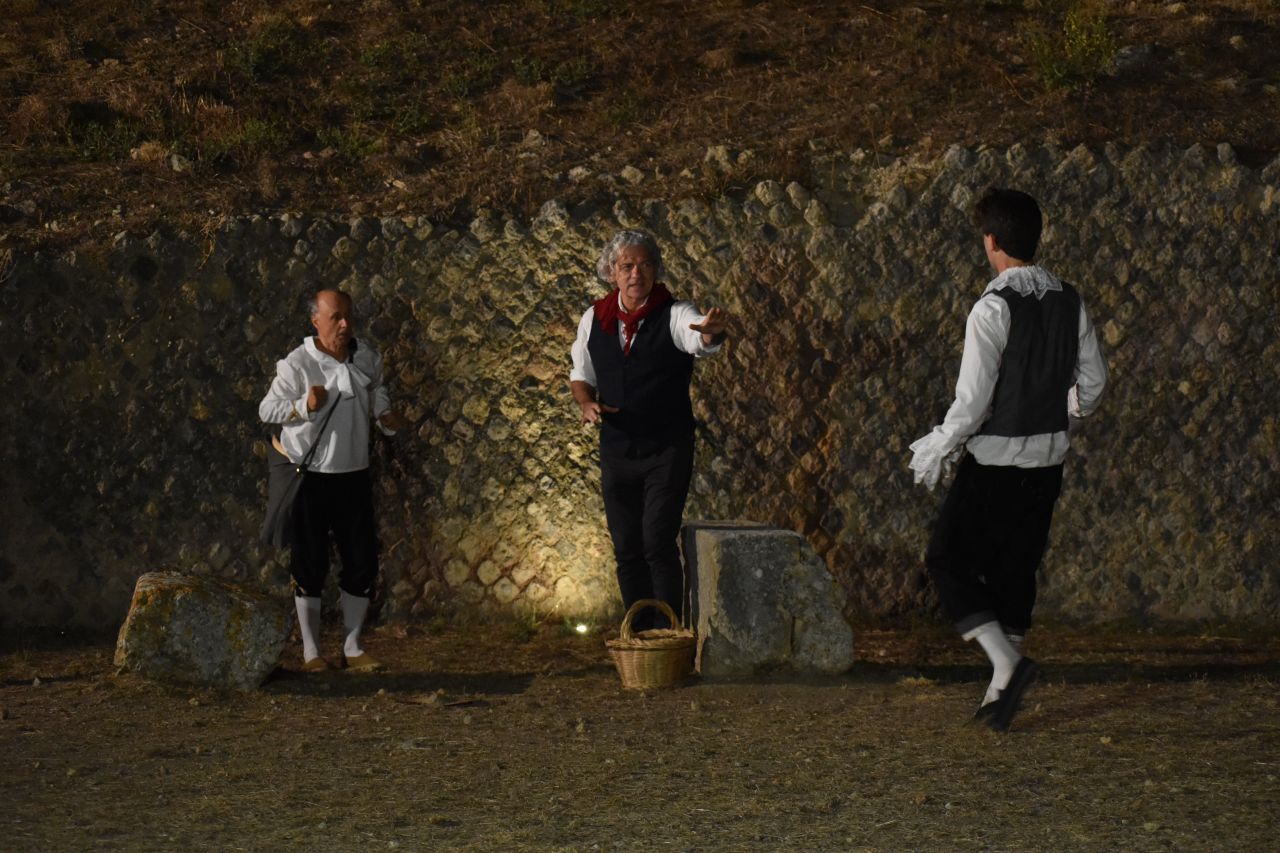 di William Shakespeare, estate rosellana 2021, anfiteatro romano di Roselle (Gr)<br>regia Giacomo Resselli, Guido Targetti<br>

Fabio Sonzogni (Jacques)<br>ph di Giovanni Rossetti e Eleonora Benicchi